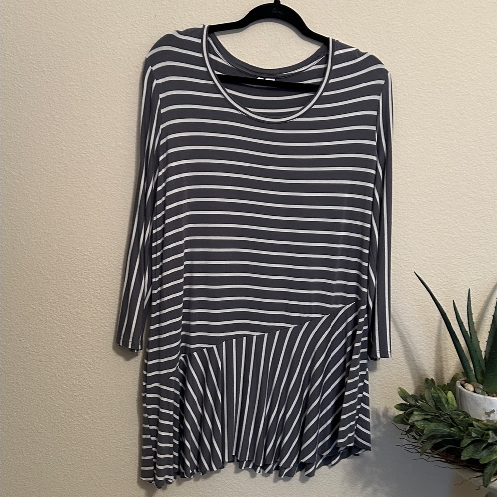 Chic Striped Tunic Top - Gray and White